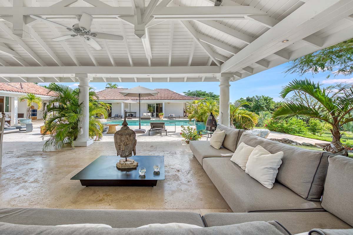 Shaded outdoor seating area at La Pinta villa in St. Maarten