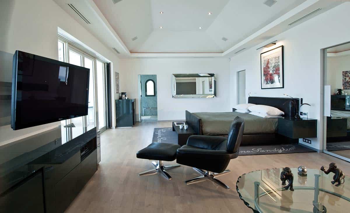 Master bedroom with king-size bed, en-suite bathroom, and ocean view at Villa Sandyline, Terres Basses, St. Martin