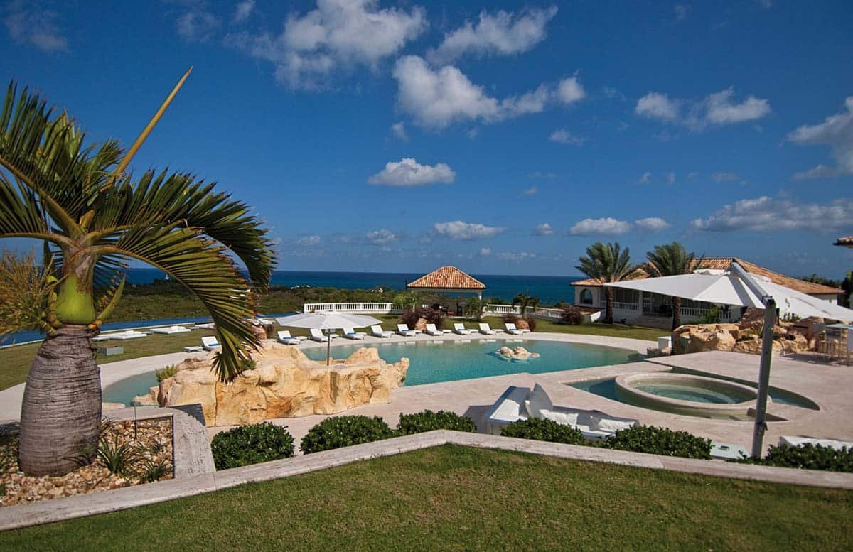 Infinity-edge pool with ocean view at Villa Sandyline, Terres Basses, St. Martin
