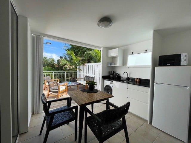 Private outdoor seating area at Studio Friends at Paloma, Santa Ana—modern condo with a king-size bed and kitchenette
