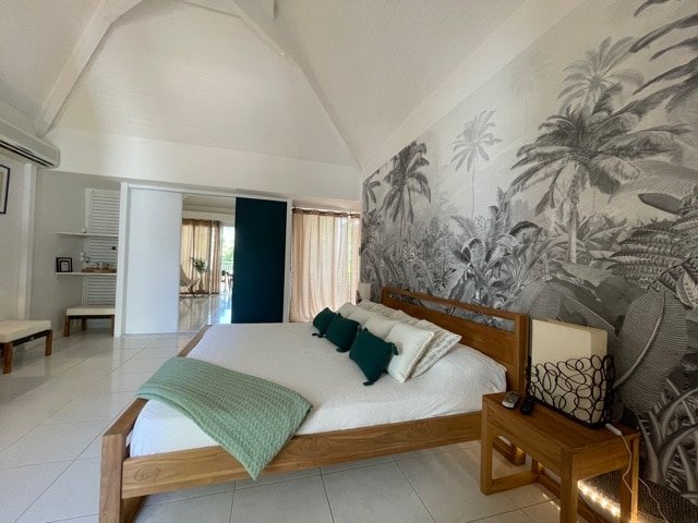 Studio Friends at Paloma: modern Santa Ana apartment featuring a king-size bed, kitchenette, and private terrace