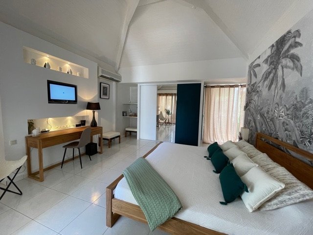 Studio Friends at Paloma: modern Santa Ana apartment featuring a king-size bed, kitchenette, and private terrace