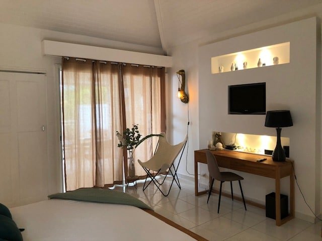 Studio Friends at Villa Paloma in Orient Bay, Saint Martin: modern design with king-size bed, kitchenette, and private terrace