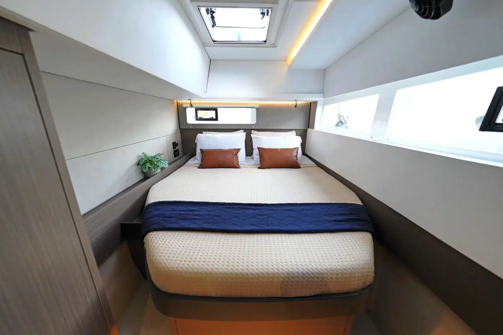 Don’t Worry Leopard 45 sail catamaran Cabin 1 interior, St. Maarten