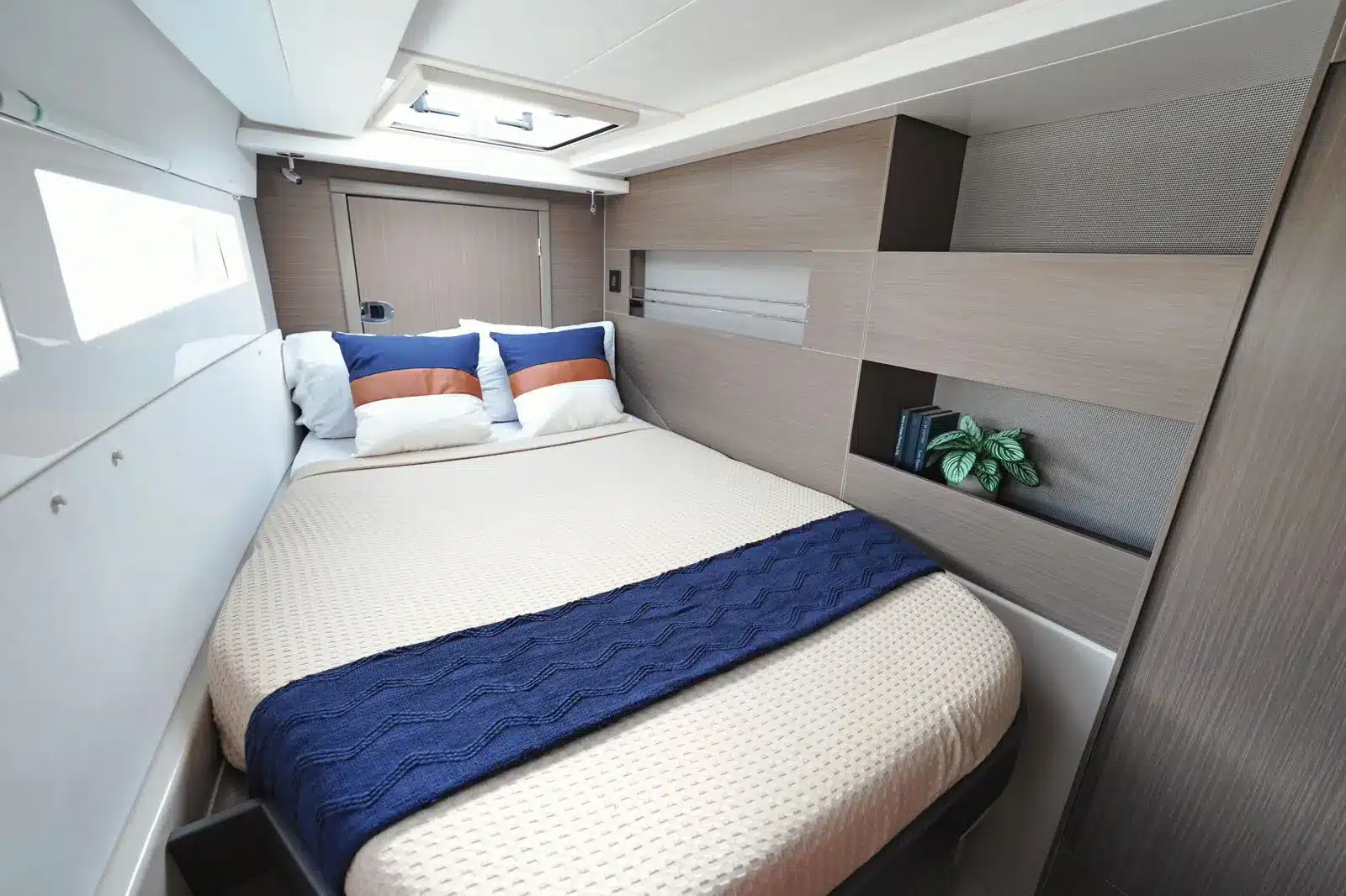 Don’t Worry Leopard 45 sail catamaran cabin 2 with bed, St. Maarten