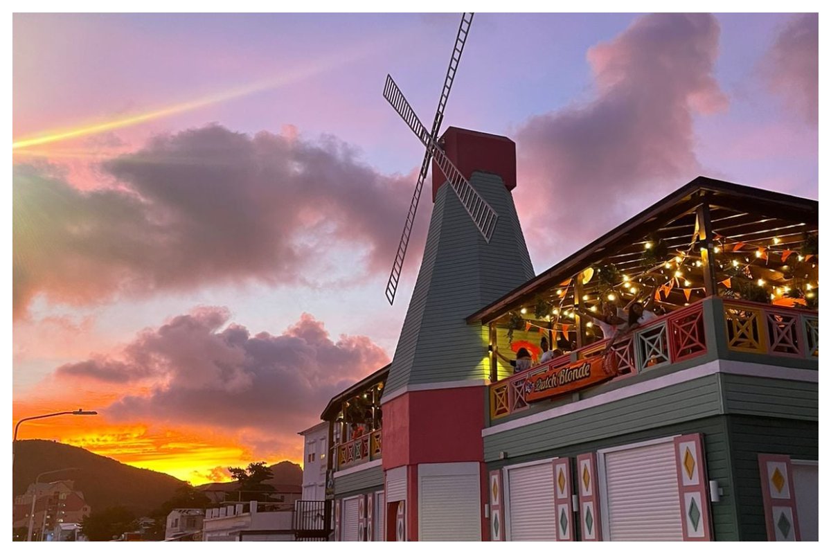 Dutch Blonde Beach Bar - Dutch Pancake House, Windmill and Beergarden on the Boardwalk Philipsburg I