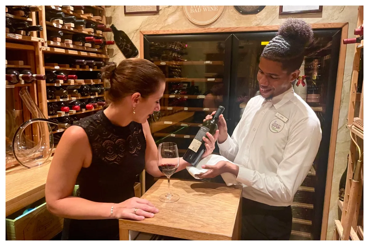 Holland House, Ocean Lounge, Night Ambiance