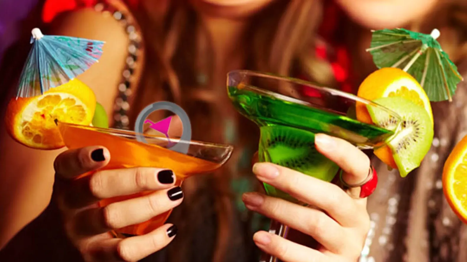 Cocktails and nightlife party scene in St. Maarten – bar and live music shorefront night